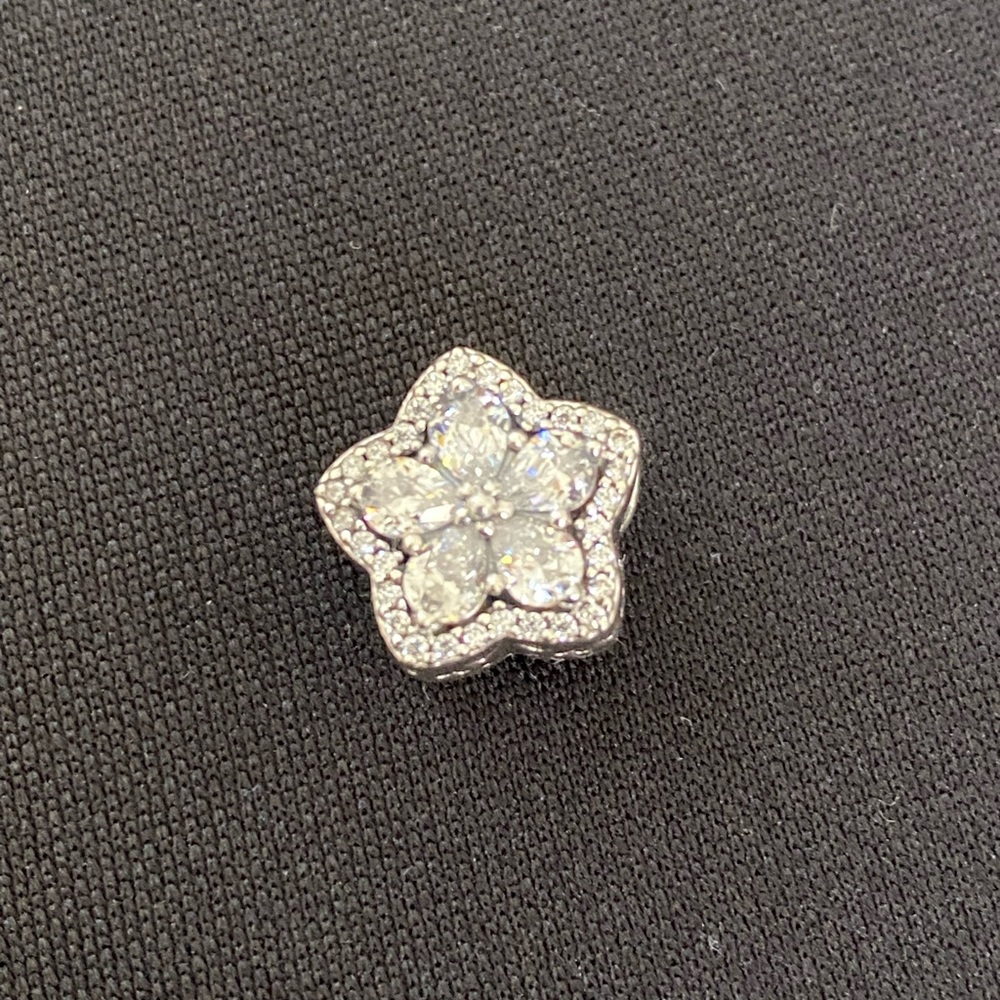Beautiful Authentic Pandora Snowflake Charm 💕